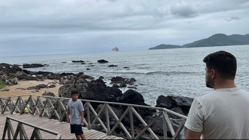 Passeios gratuitos em Balneário Camboriú: caminhada pelo Deck do Pontal Norte, com vista para o litoral.