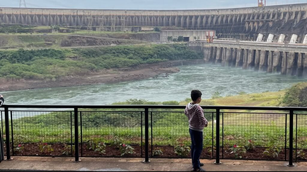 Lucas observa a barragem da Usina de Itaipu a partir do mirante