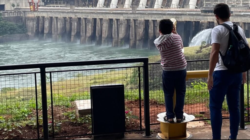 Lucas admirando a Usina de Itaipu durante o passeio panorâmico