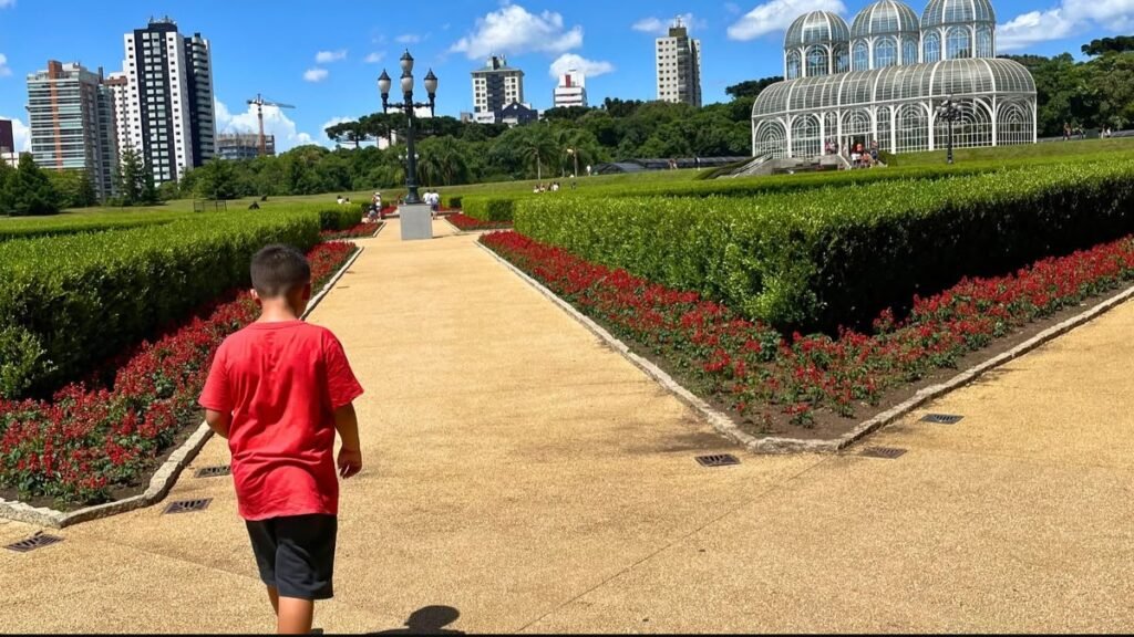 Curitiba com criança autista: Lucas caminha pelos jardins do Jardim Botânico de Curitiba.