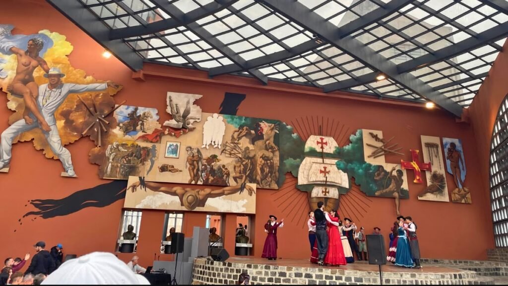 Curitiba com criança autista: apresentação de dança folclórica no palco do Memorial de Curitiba.