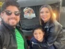 Família durante visita ao Vale dos Dinossauros em uma viagem com criança
