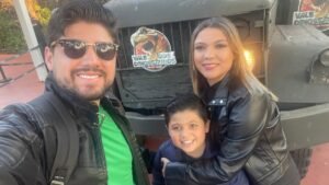 Família durante visita ao Vale dos Dinossauros em uma viagem com criança