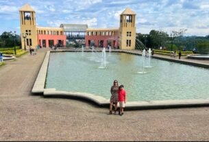 Curitiba com criança autista: vista do Parque Tanguá com lago, fontes, jardins e mirante.