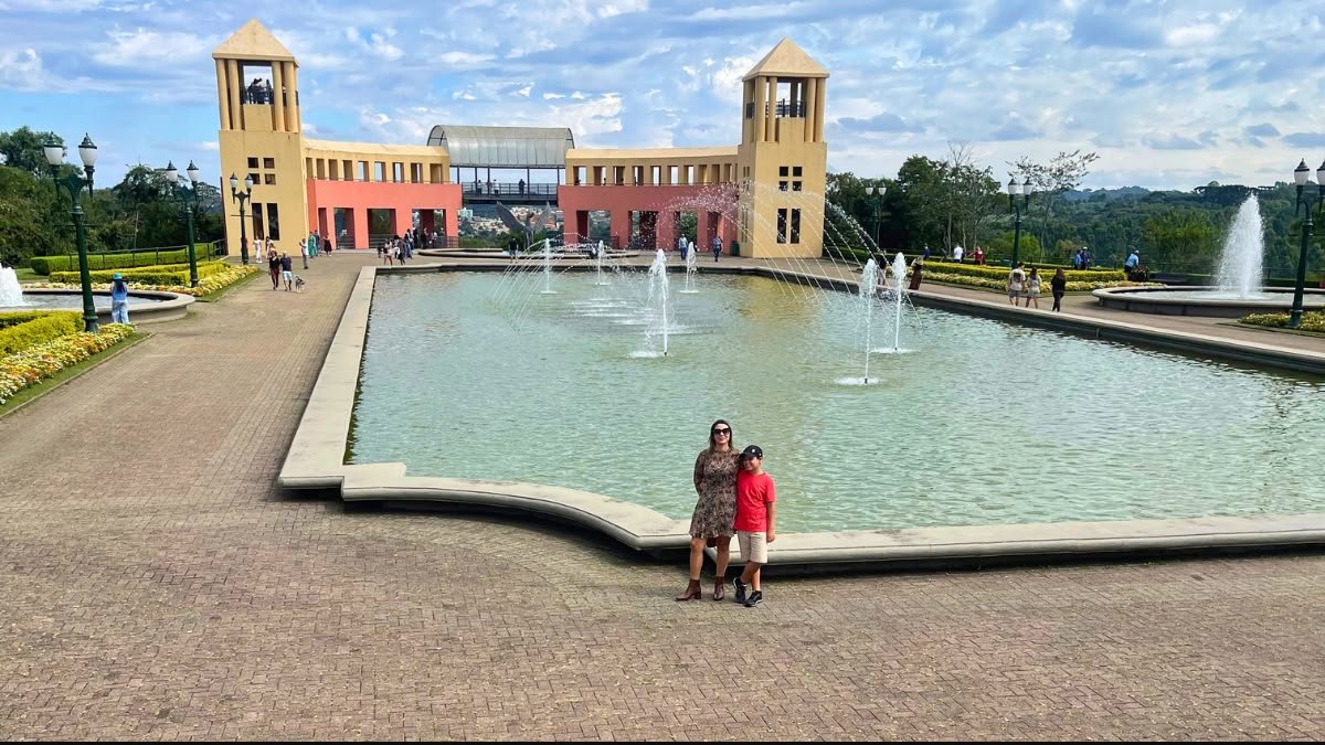 Curitiba com criança autista: vista do Parque Tanguá com lago, fontes, jardins e mirante.