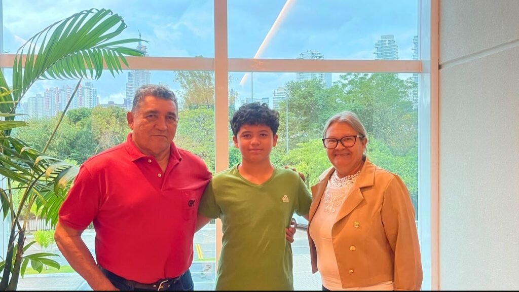 Curitiba com criança autista: família caminhando pelo interior do Shopping Barigui, em Curitiba.