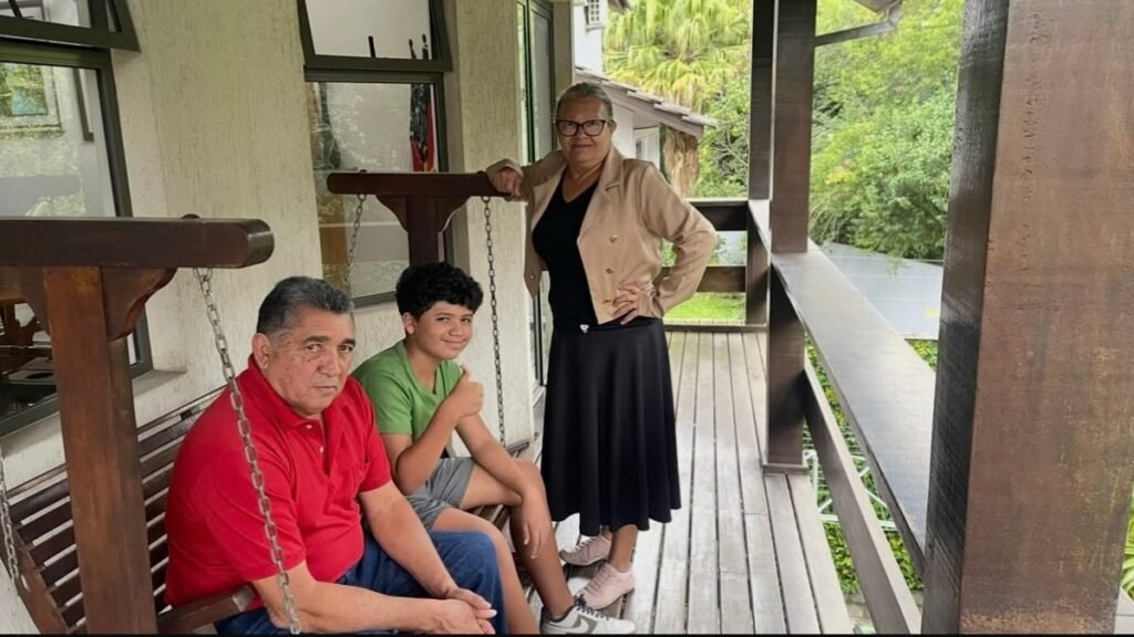 Onde ficar em Curitiba: 4 hospedagens que já testamos 4 : Família reunida na varanda de madeira da Three Little Birds Hospedagem durante uma viagem a Curitiba.
