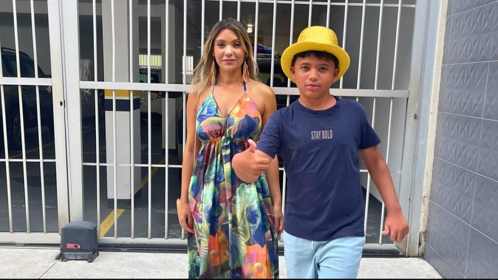 Fachada e entrada de uma hospedagem em Balneário Camboriú utilizada durante a viagem em família.