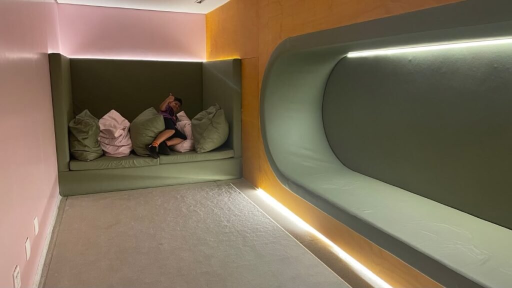 Curitiba com crianças no Museu Oscar Niemeyer com espaço de descompressão