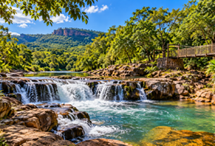 Rio com pequenas quedas d’água, vegetação e montanhas em Brotas