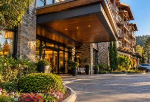 Fachada de hotel com entrada arborizada, jardim e estacionamento, mostrando uma opção de hospedagem para viagem em família.