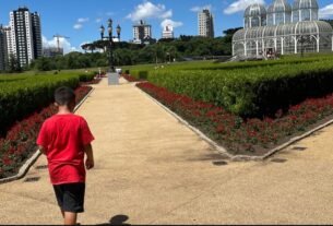 Família no Jardim Botânico de Curitiba em viagem com crianças