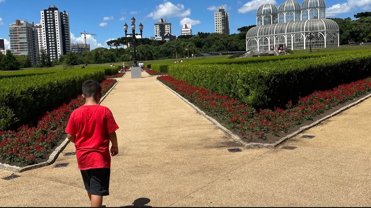 Família no Jardim Botânico de Curitiba em viagem com crianças