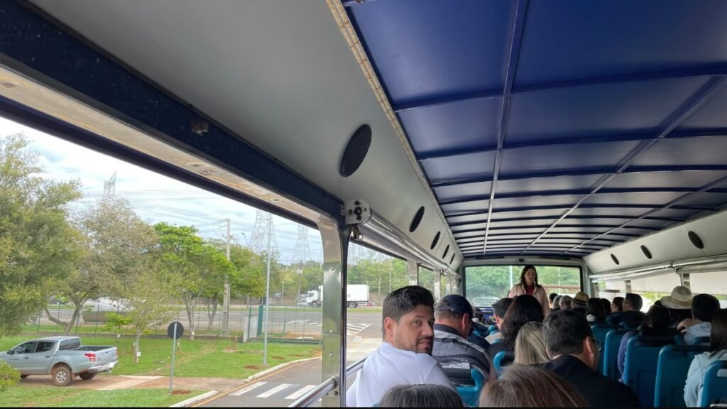 Interior do ônibus utilizado no passeio panorâmico da Usina de Itaipu