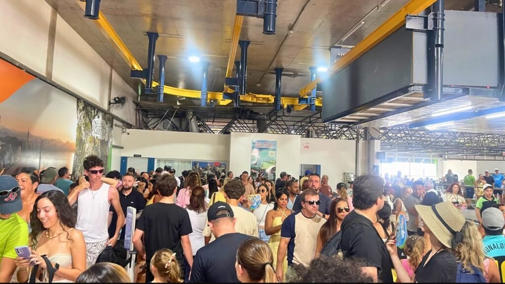 Grande fila de visitantes na estação do bondinho do Parque Unipraias durante o Carnaval em Balneário Camboriú.