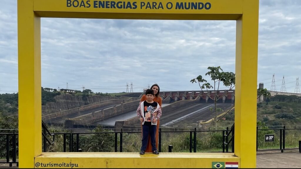Lucas posa no letreiro Boas Energias para o Mundo durante a visita à Usina de Itaipu