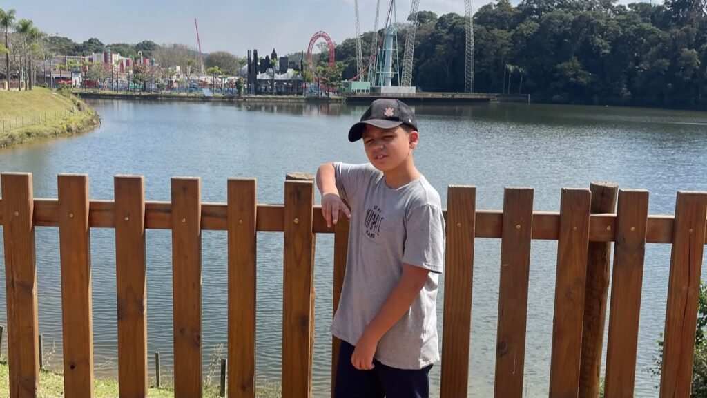 Hopi Hari para autistas: criança diante do lago do parque