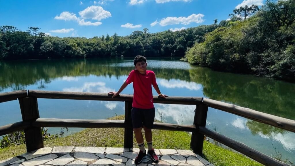 Autista tem direito a fila preferencial em um parque aberto durante uma viagem