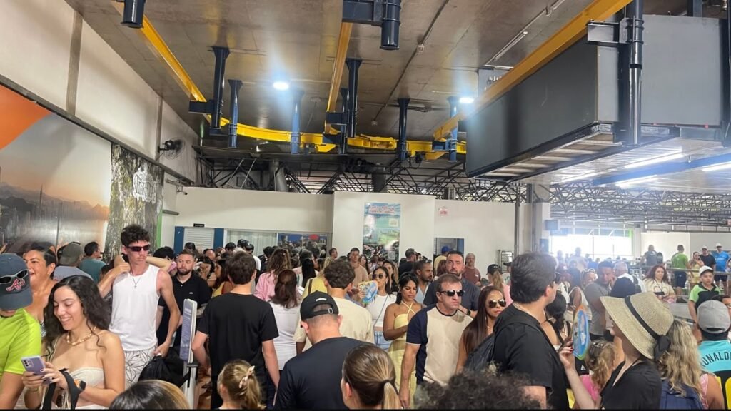 Visitantes aguardando na fila do bondinho do Parque Unipraias, em Balneário Camboriú.