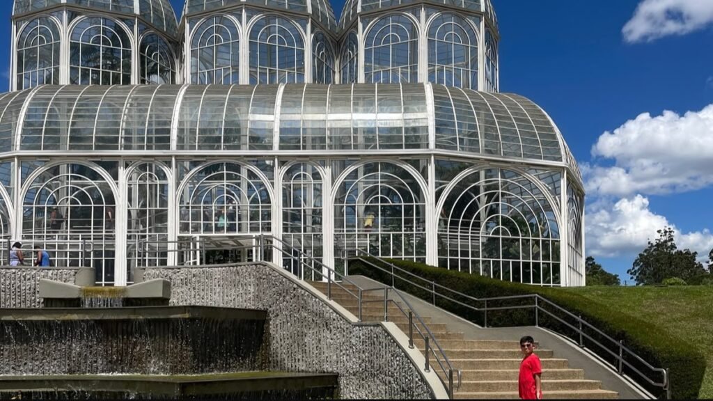 12 passeios gratuitos em Curitiba que valem a pena 2 Lucas no Jardim Botânico de Curitiba durante viagem em família