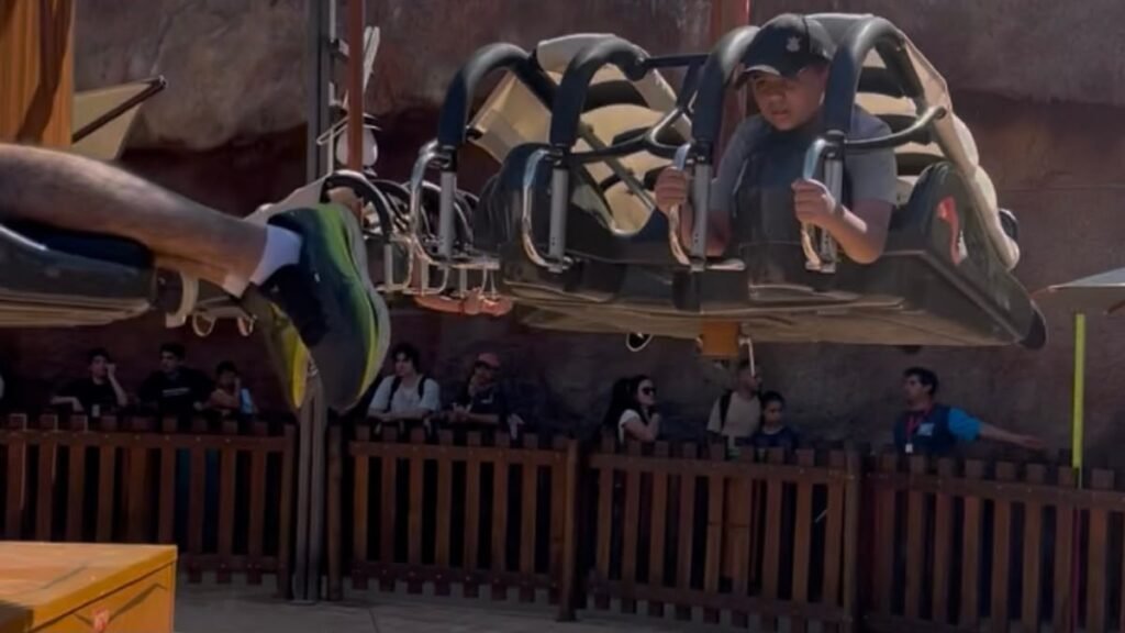 Hopi Hari para autistas: criança em uma das atrações do parque