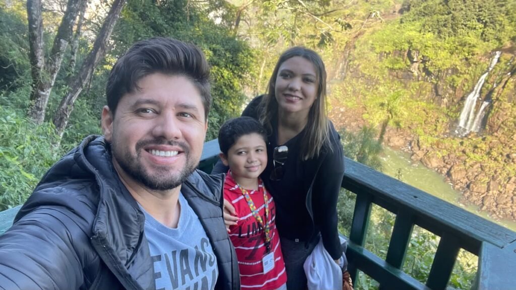 Autista tem direito a fila preferencial em uma viagem em família às Cataratas do Iguaçu