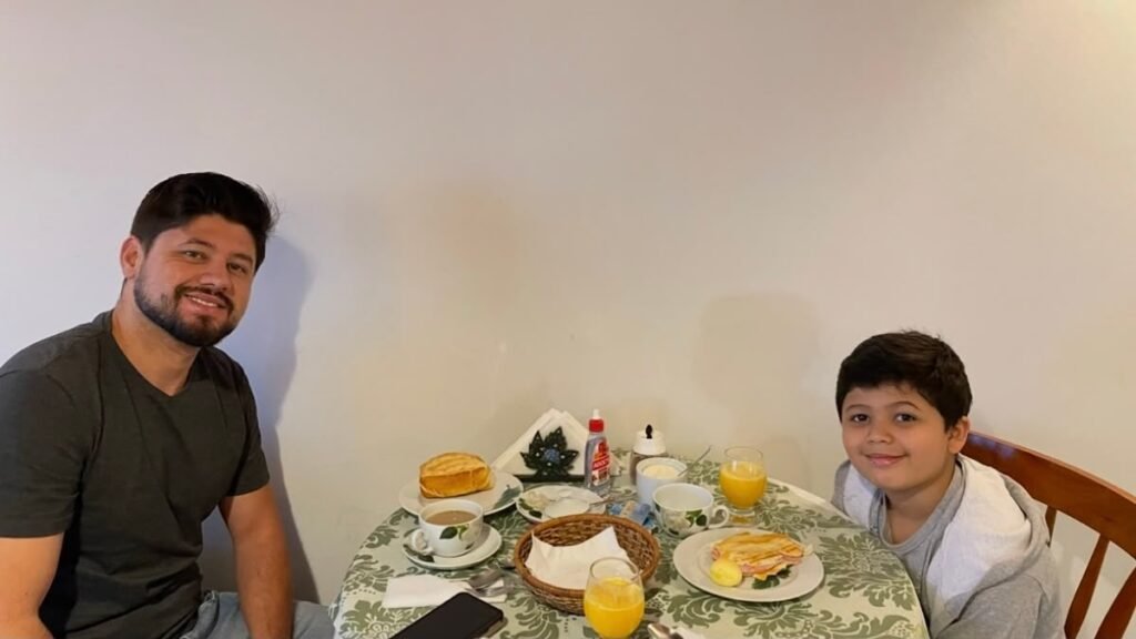 Hotel para autistas: como escolher uma hospedagem inclusiva 3 Família tomando café da manhã em um hotel durante uma viagem