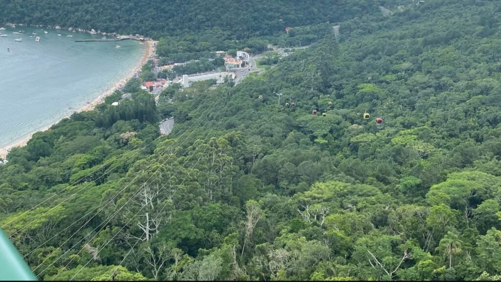 Vista da Mata Atlântica, do trajeto dos bondinhos e da região da Praia de Laranjeiras no Parque Unipraias.