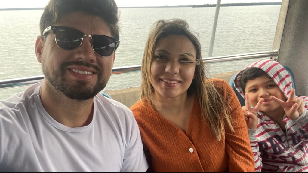 Família dentro do ônibus do passeio panorâmico da Usina de Itaipu
