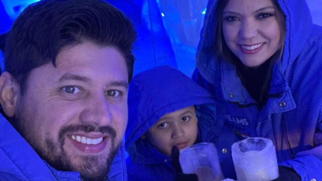 Família em ambiente de Bar de Gelo durante uma viagem, usando roupas para proteção contra o frio