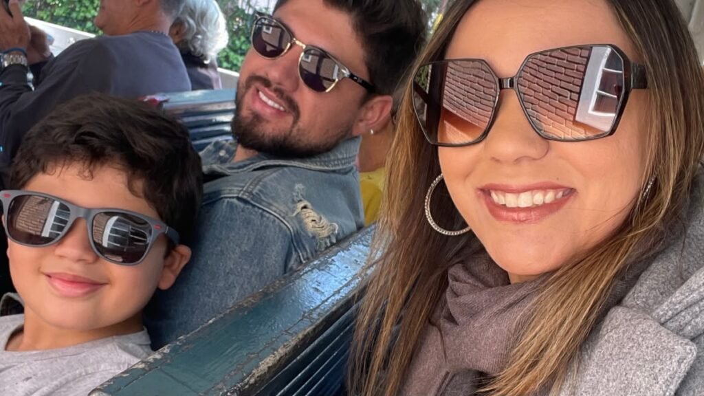 Família durante passeio de bonde em uma viagem, observando a experiência do ambiente
