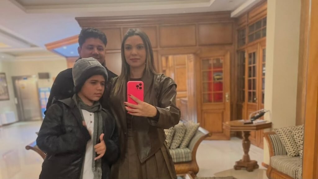 Hotel para autistas: como escolher uma hospedagem inclusiva 2 Família de três pessoas reunida no interior de um hotel durante uma viagem