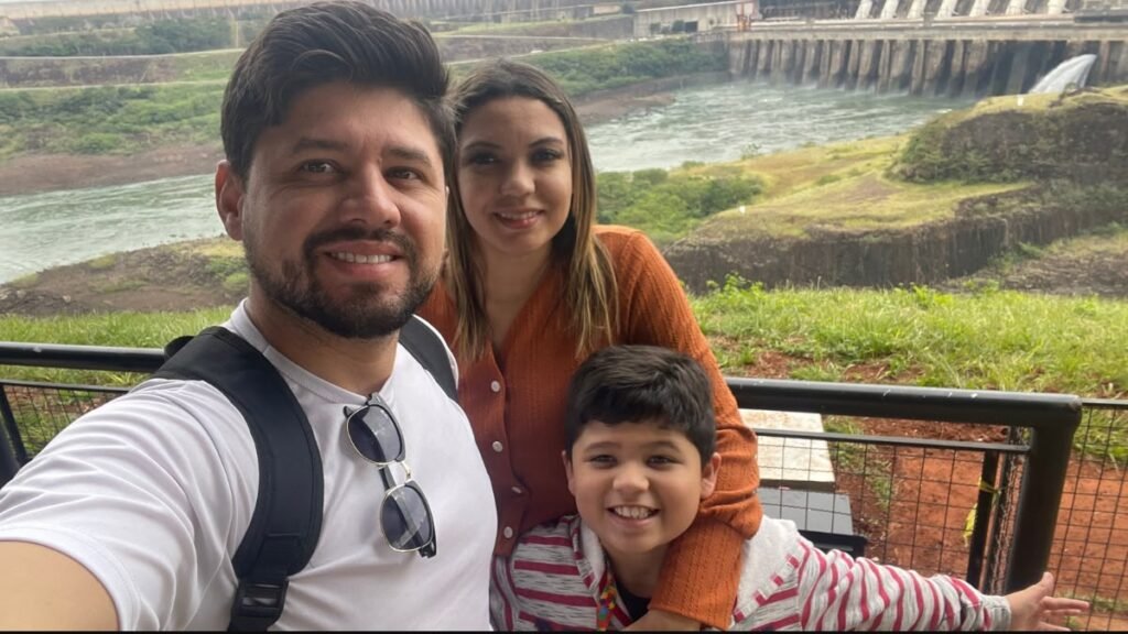 Família reunida diante da barragem da Usina de Itaipu em Foz do Iguaçu