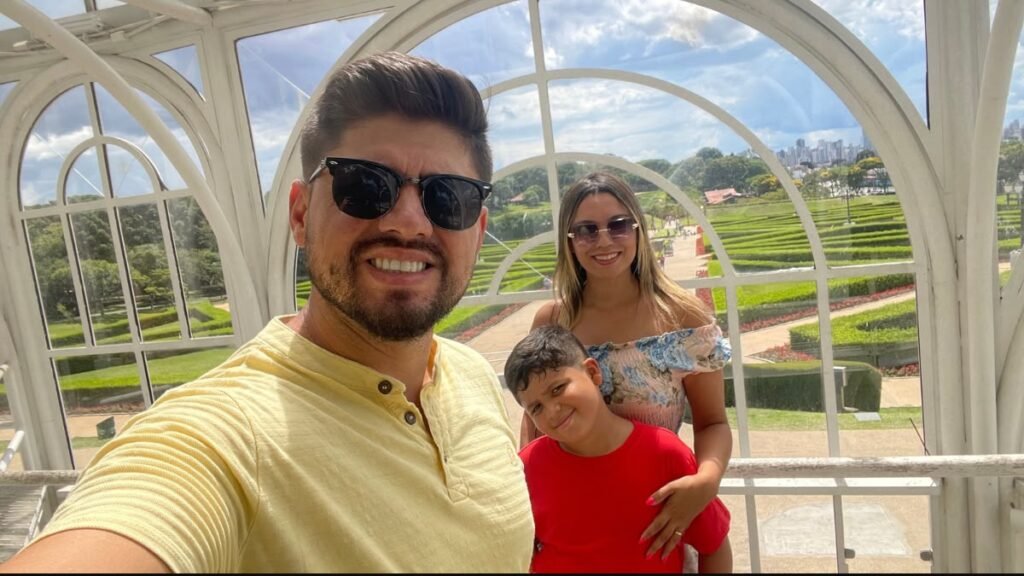 Família no Jardim Botânico de Curitiba durante viagem com crianças