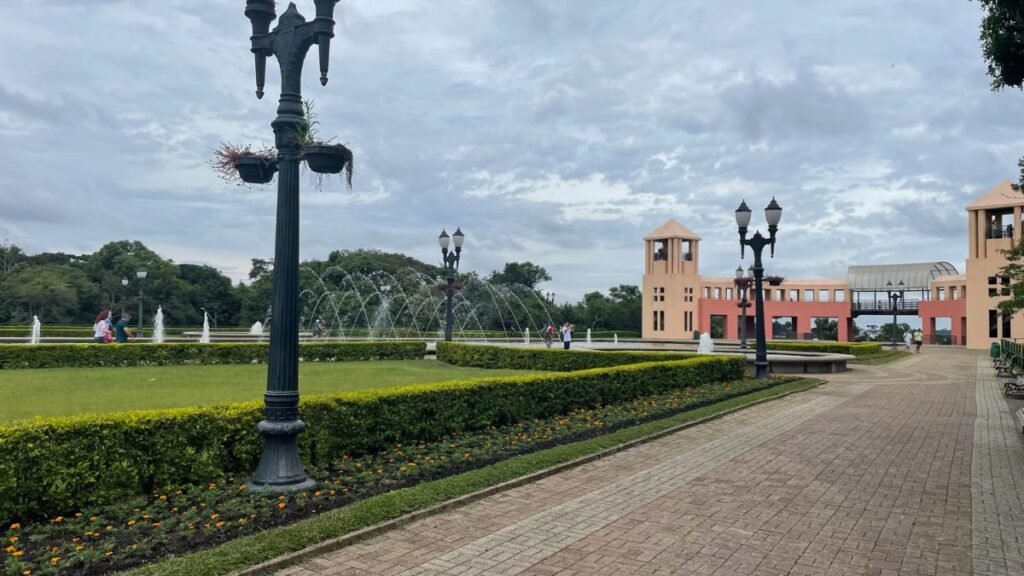 Parque Tanguá em Curitiba durante passeio em família com crianças