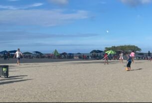 Praia Central de Balneário Camboriú, uma opção de passeio gratuito para caminhar pela orla e apreciar a paisagem.