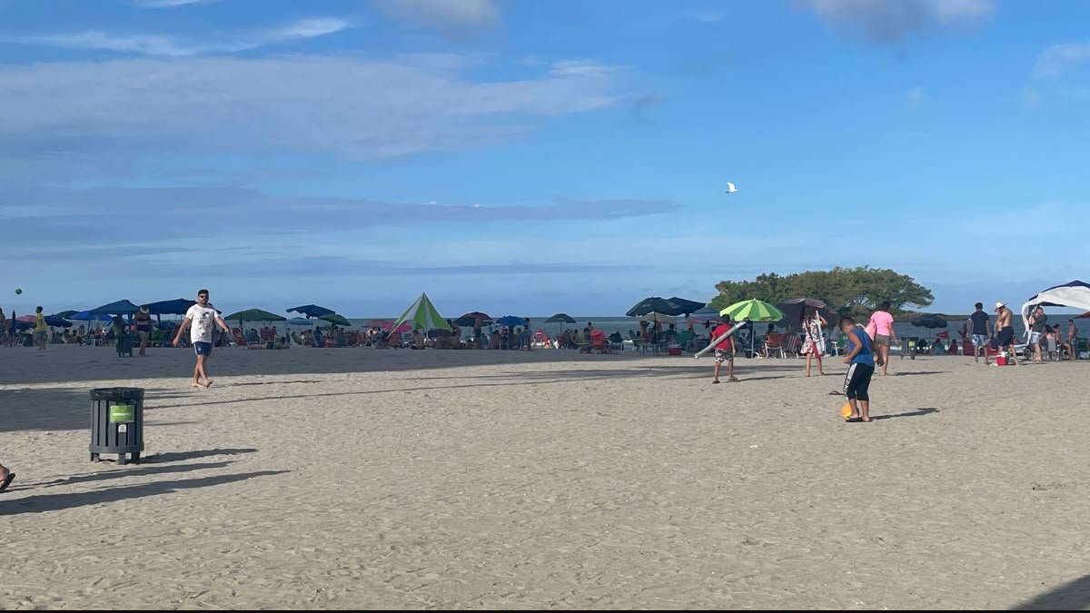 Praia Central de Balneário Camboriú, uma opção de passeio gratuito para caminhar pela orla e apreciar a paisagem.