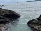 Praia de Laranjeiras, em Balneário Camboriú, com mar e céu nublado.