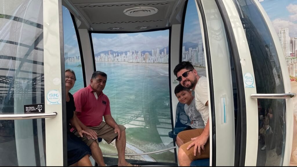 Família dentro de uma cabine da roda-gigante FG Big Wheel, com vista para Balneário Camboriú.
