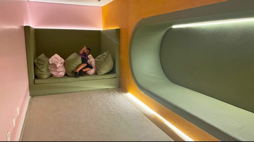 Curitiba com criança autista: Lucas descansa nos assentos da sala de acomodação sensorial do Museu Oscar Niemeyer.