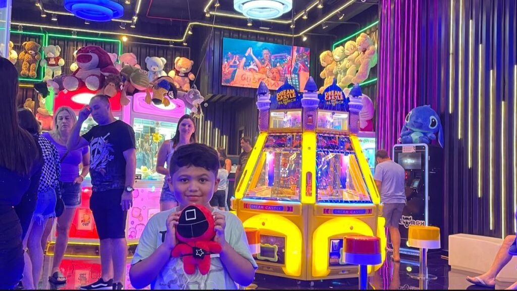  Lucas passeando pelo Shopping Atlântico, em Balneário Camboriú, uma opção de lazer em dias chuvosos.