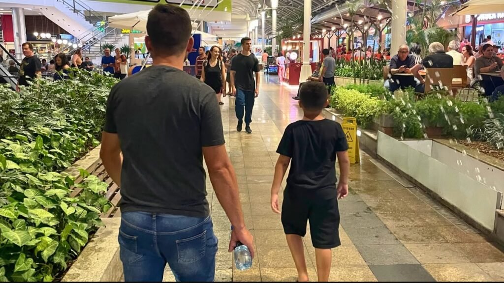 Curitiba com criança autista: família caminha pelo corredor interno do Shopping Estação, em Curitiba.