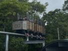Trem suspenso da Fantástica Floresta no Parque Unipraias, em meio à vegetação de Balneário Camboriú.