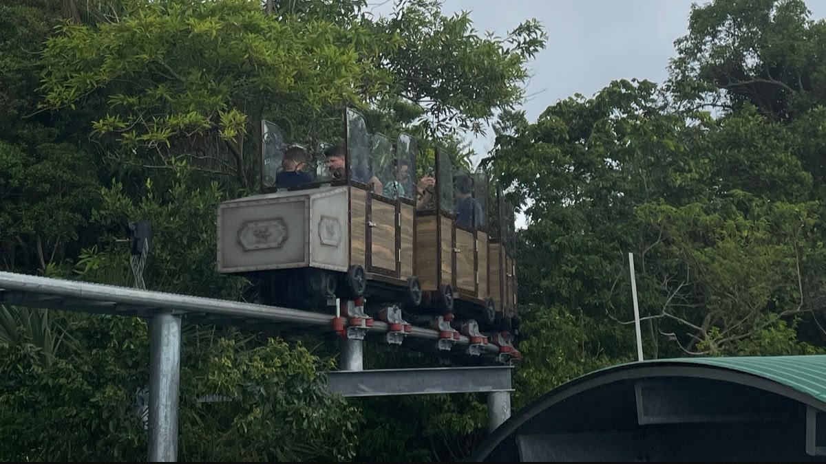 Trem suspenso da Fantástica Floresta no Parque Unipraias, em meio à vegetação de Balneário Camboriú.