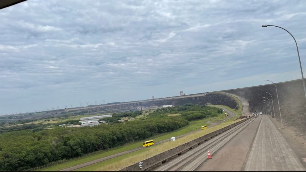 Vista da área externa da Usina de Itaipu durante o passeio panorâmico de ônibus
