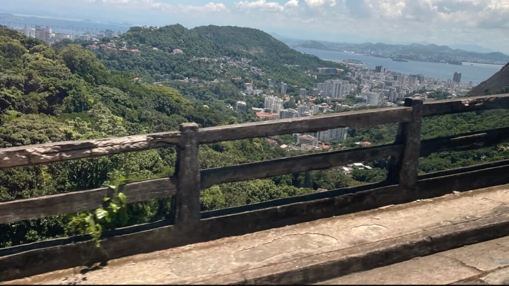 Paisagem das montanhas do Rio de Janeiro em um dia durante o passeio